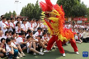 ?炸裂！中国足球小将孟新艺右挑左射+超级空翻庆祝炸裂全场！